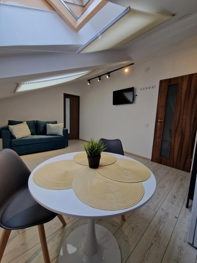 Key Apartments In Main Square Braşov Esterno foto