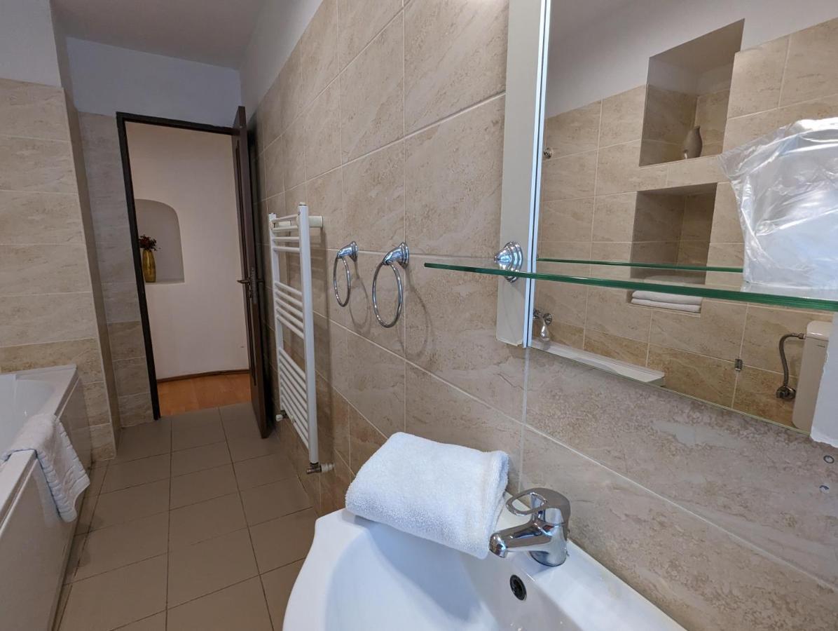 Key Apartments In Main Square Braşov Esterno foto