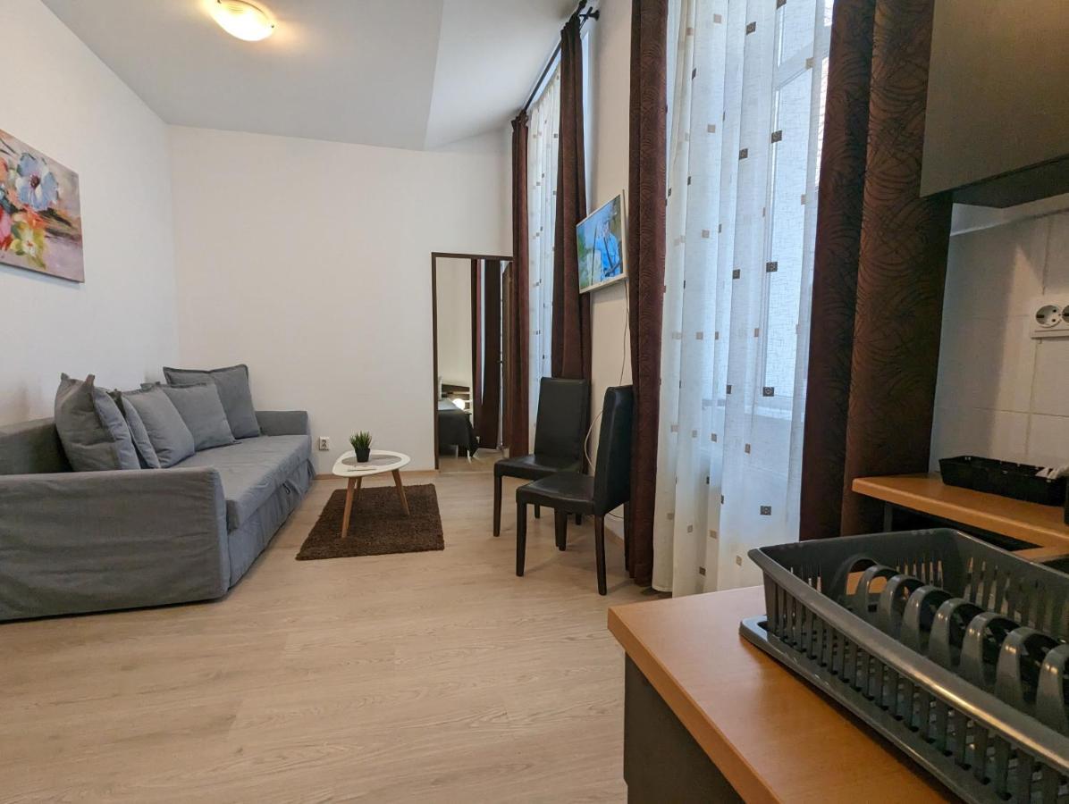 Key Apartments In Main Square Braşov Esterno foto