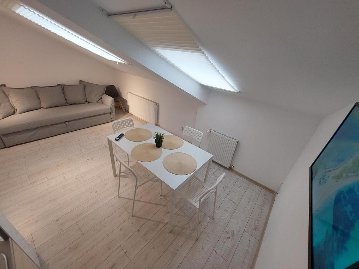Key Apartments In Main Square Braşov Esterno foto