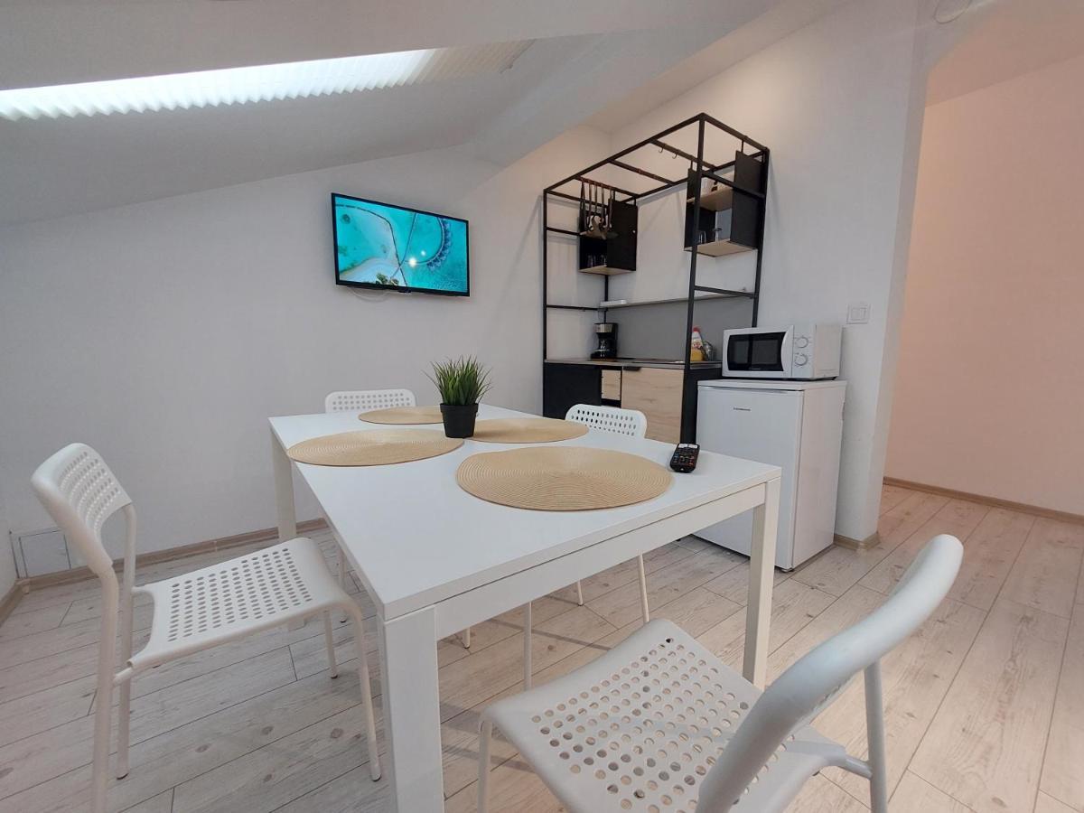 Key Apartments In Main Square Braşov Esterno foto