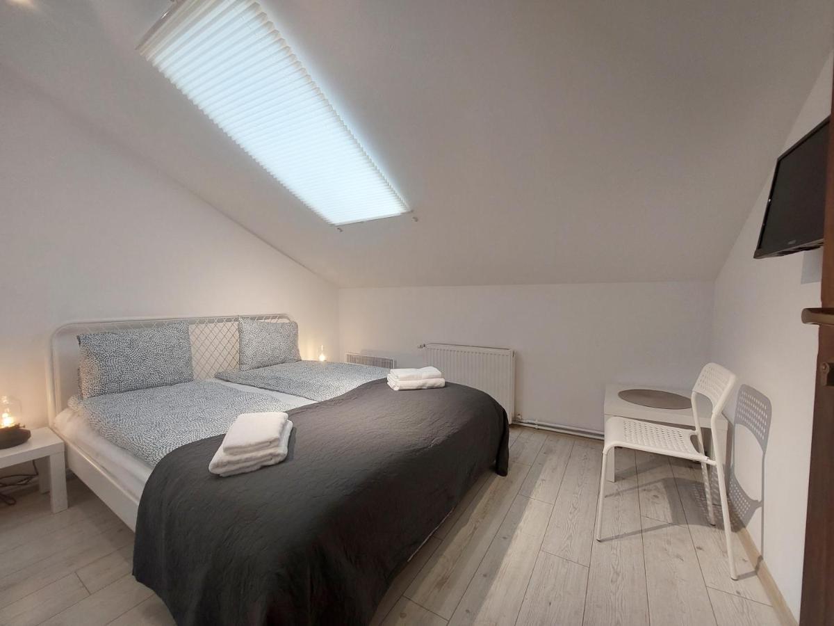 Key Apartments In Main Square Braşov Esterno foto