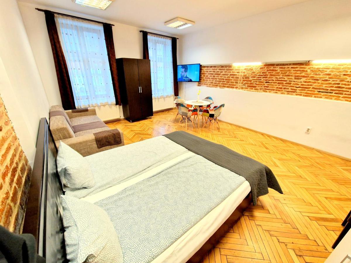 Key Apartments In Main Square Braşov Esterno foto