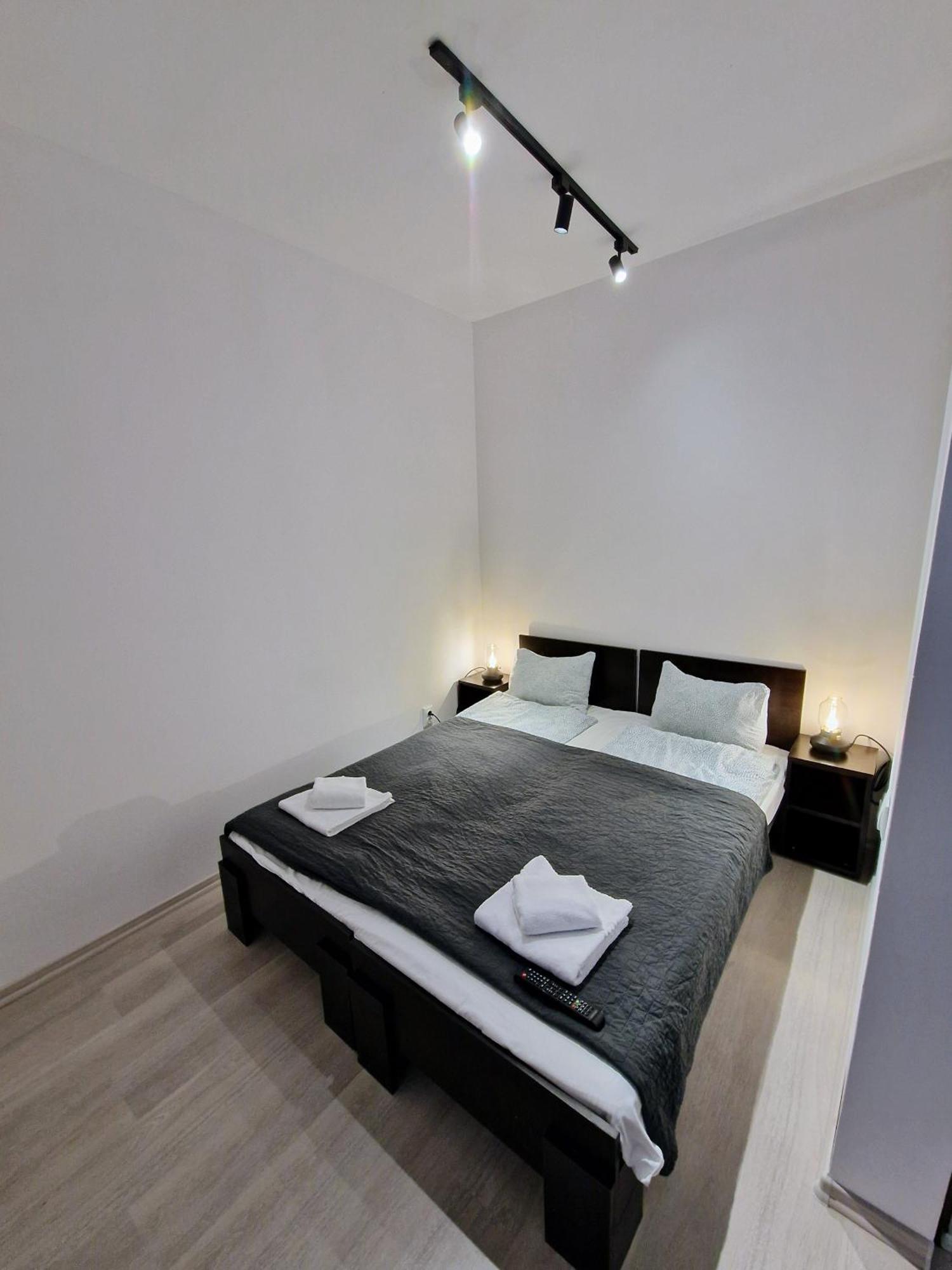 Key Apartments In Main Square Braşov Esterno foto